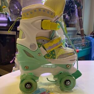 Kids Roller Skates. Light up wheels. Size small adjustable little kids size 9-12